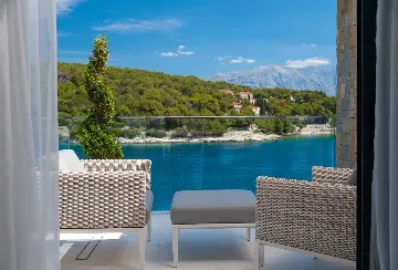 4-Bedroom Waterfront Villa in Sumartin (Up to 8)