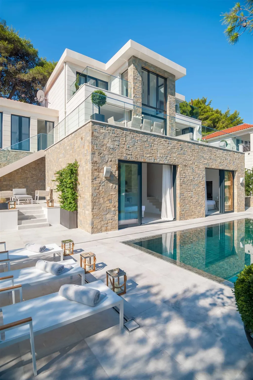 4-Bedroom Waterfront Villa in Sumartin (Up to 8)