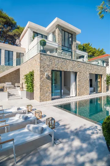 4-Bedroom Waterfront Villa in Sumartin (Up to 8)