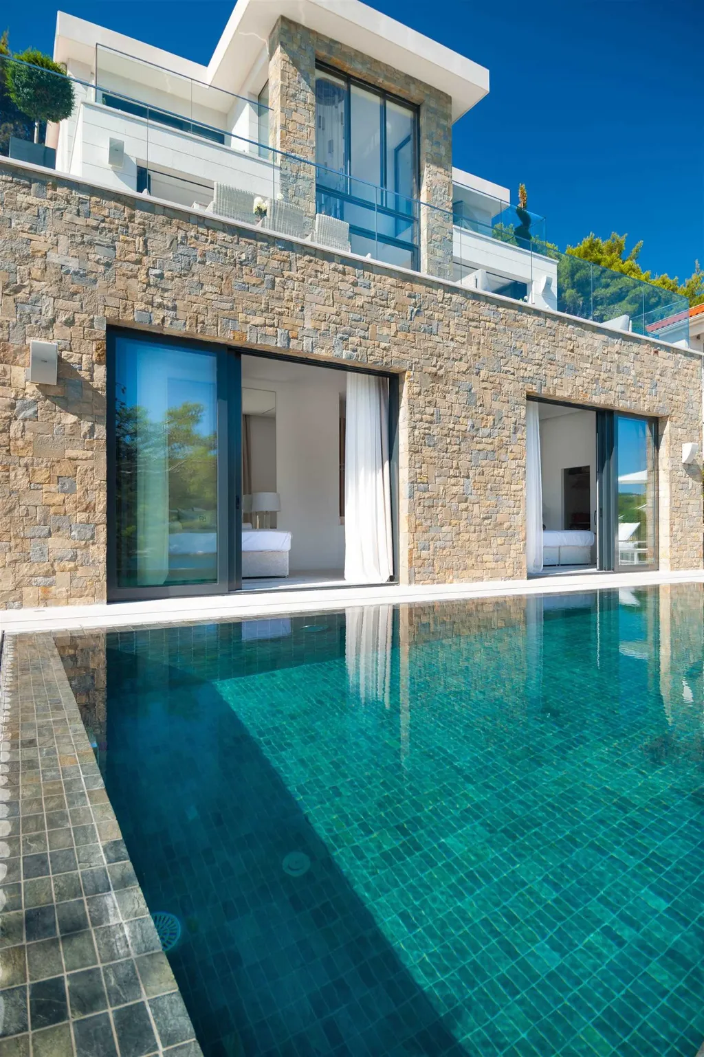 4-Bedroom Waterfront Villa in Sumartin (Up to 8)
