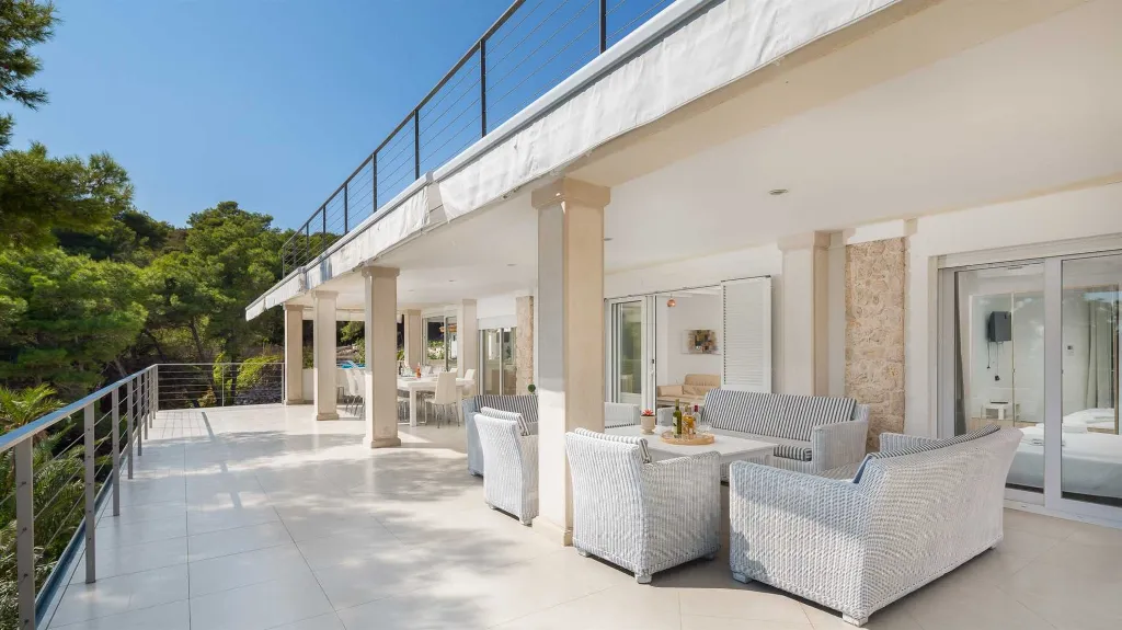 Sea-Front Villa for 12 Guests in Hvar