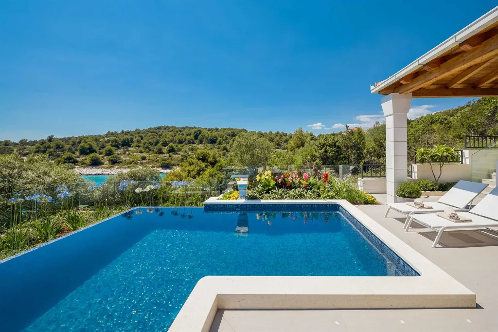 4-Bedroom Villa with Heated Infinity Pool in Okrug Gornji