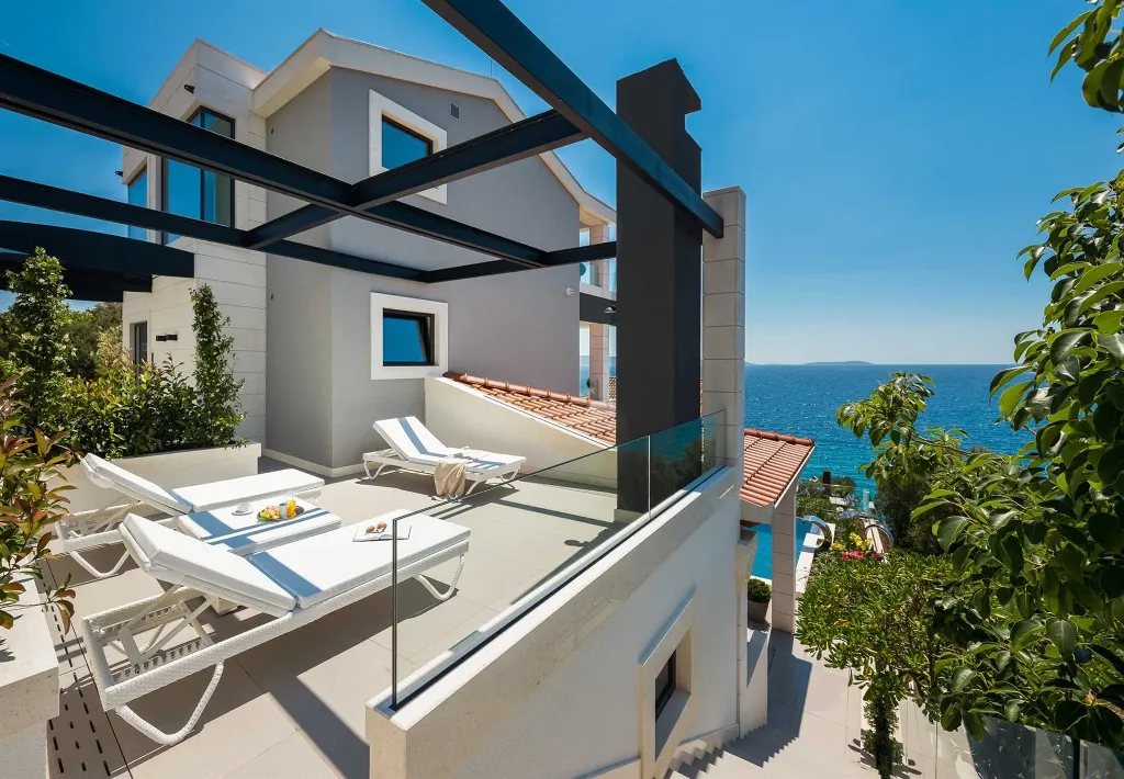 4-Bedroom Villa with Heated Infinity Pool in Okrug Gornji