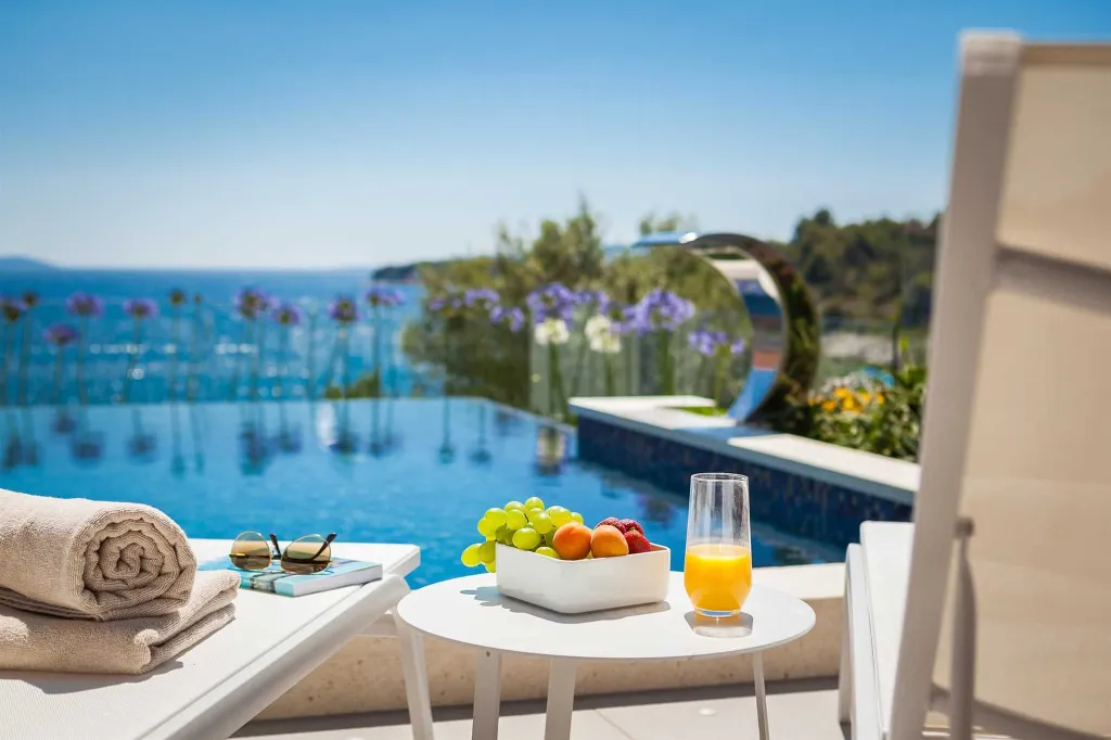 4-Bedroom Villa with Heated Infinity Pool in Okrug Gornji