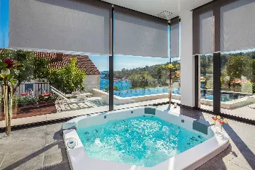 4-Bedroom Villa with Heated Infinity Pool in Okrug Gornji