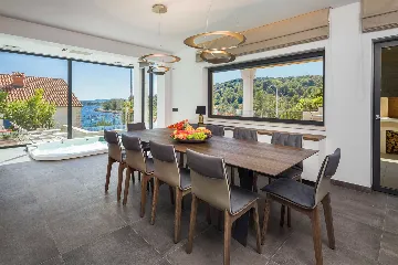 4-Bedroom Villa with Heated Infinity Pool in Okrug Gornji