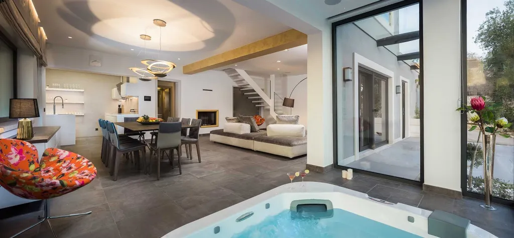4-Bedroom Villa with Heated Infinity Pool in Okrug Gornji