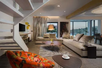 4-Bedroom Villa with Heated Infinity Pool in Okrug Gornji