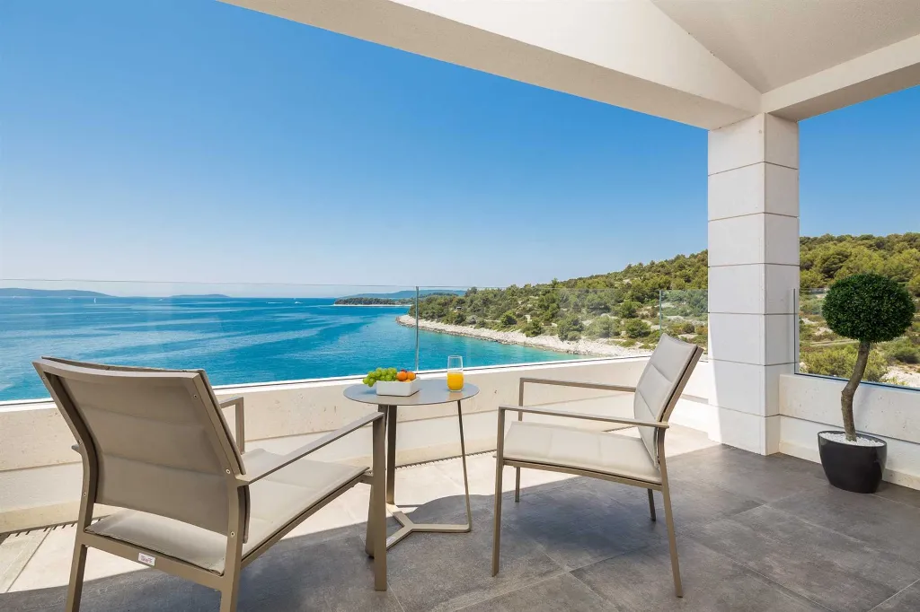 4-Bedroom Villa with Heated Infinity Pool in Okrug Gornji