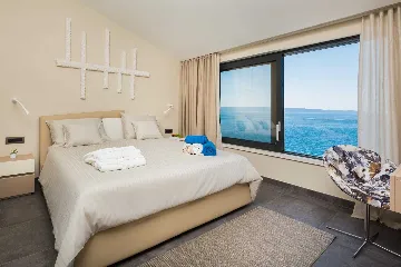 4-Bedroom Villa with Heated Infinity Pool in Okrug Gornji