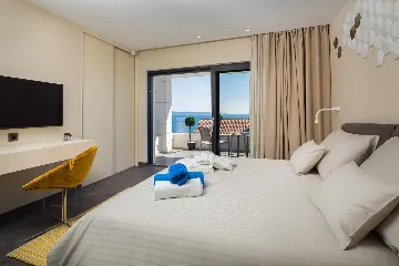 4-Bedroom Villa with Heated Infinity Pool in Okrug Gornji