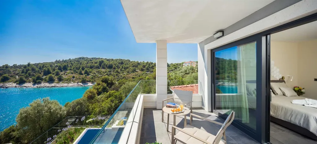 4-Bedroom Villa with Heated Infinity Pool in Okrug Gornji