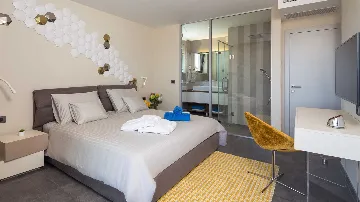 4-Bedroom Villa with Heated Infinity Pool in Okrug Gornji