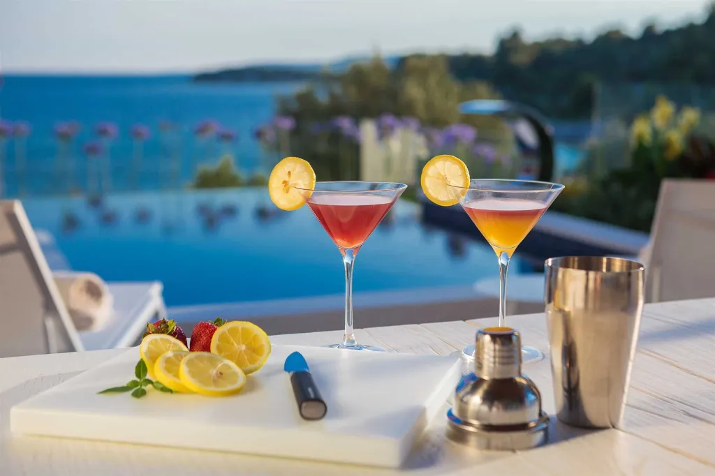 4-Bedroom Villa with Heated Infinity Pool in Okrug Gornji