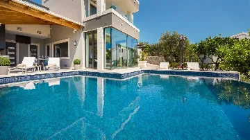 4-Bedroom Villa with Heated Infinity Pool in Okrug Gornji