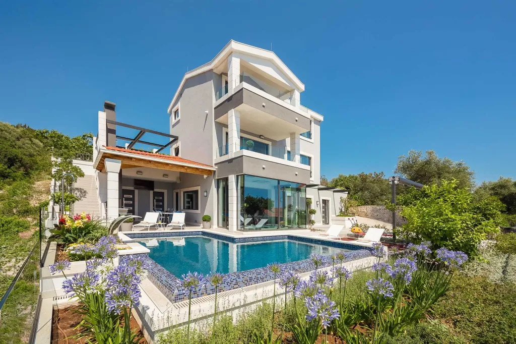 4-Bedroom Villa with Heated Infinity Pool in Okrug Gornji