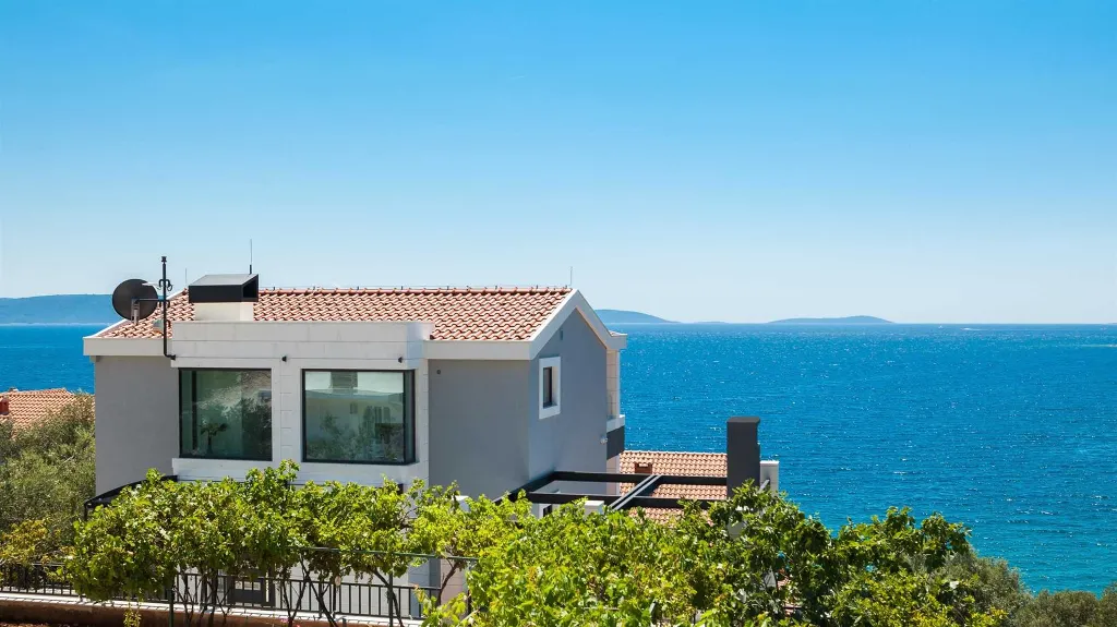 4-Bedroom Villa with Heated Infinity Pool in Okrug Gornji