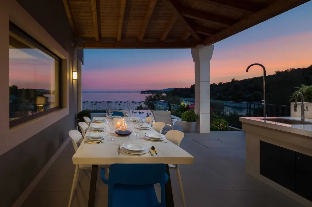 4-Bedroom Villa with Heated Infinity Pool in Okrug Gornji