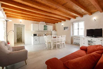 Omiš 2-Bedroom Apartment for Up to 6 Guests