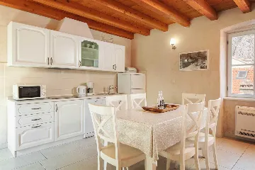 Omiš 2-Bedroom Apartment for Up to 6 Guests