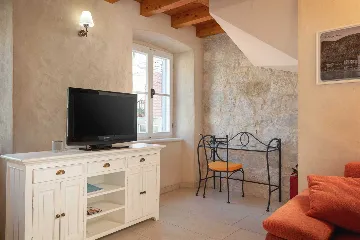 Omiš 2-Bedroom Apartment for Up to 6 Guests