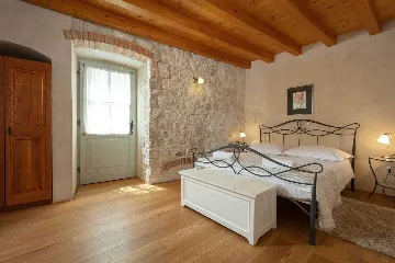 Omiš 2-Bedroom Apartment for Up to 6 Guests