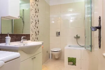 Omiš 2-Bedroom Apartment for Up to 6 Guests