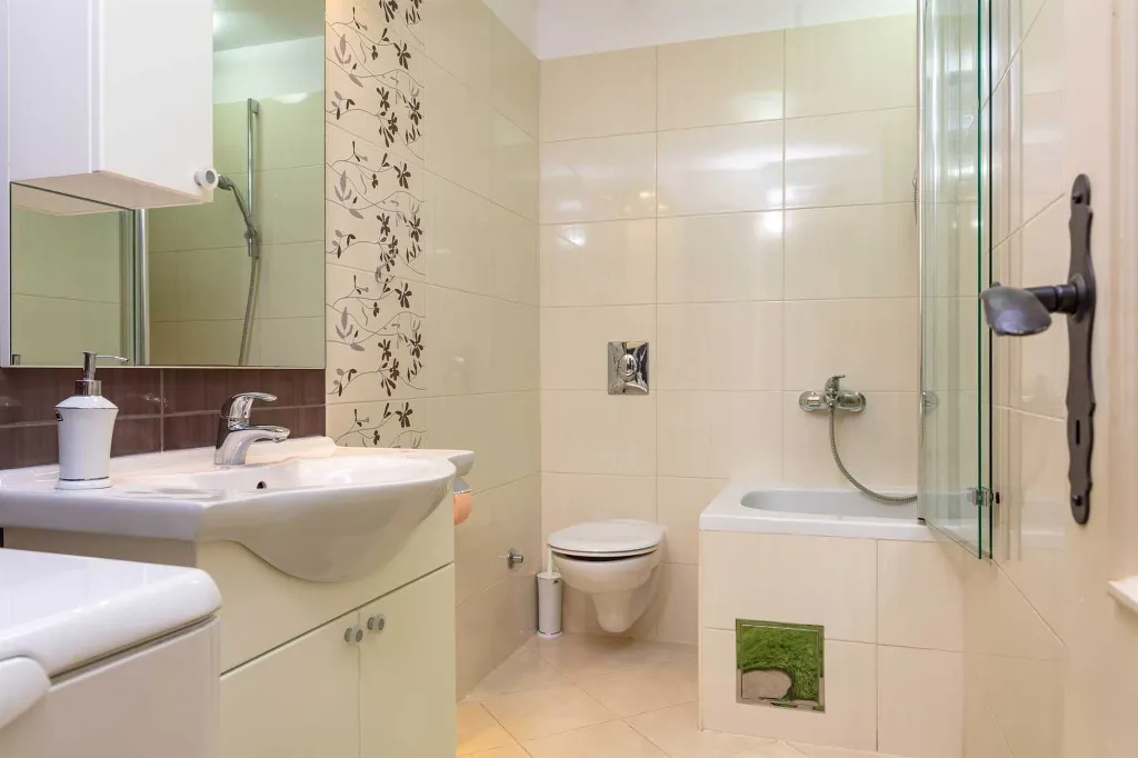 Omiš 2-Bedroom Apartment for Up to 6 Guests