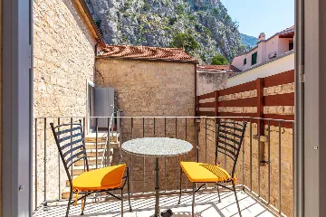 Omiš 2-Bedroom Apartment for Up to 6 Guests