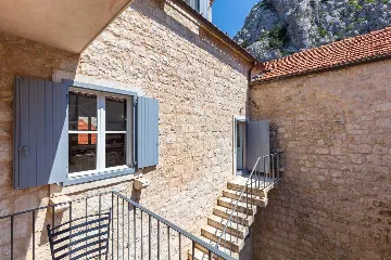 Omiš 2-Bedroom Apartment for Up to 6 Guests
