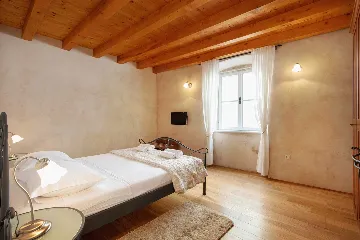 Omiš 2-Bedroom Apartment for Up to 6 Guests