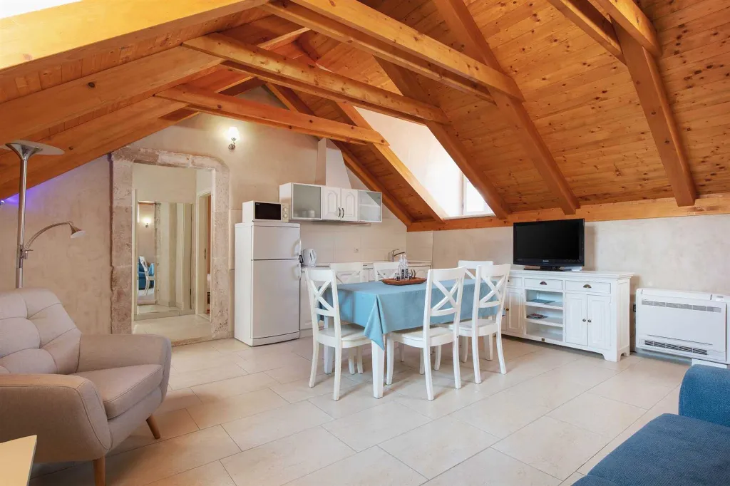 2-Bedroom Apartment in Omiš for Up to 6 Guests