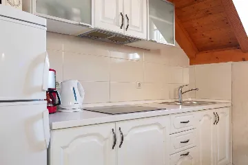 2-Bedroom Apartment in Omiš for Up to 6 Guests