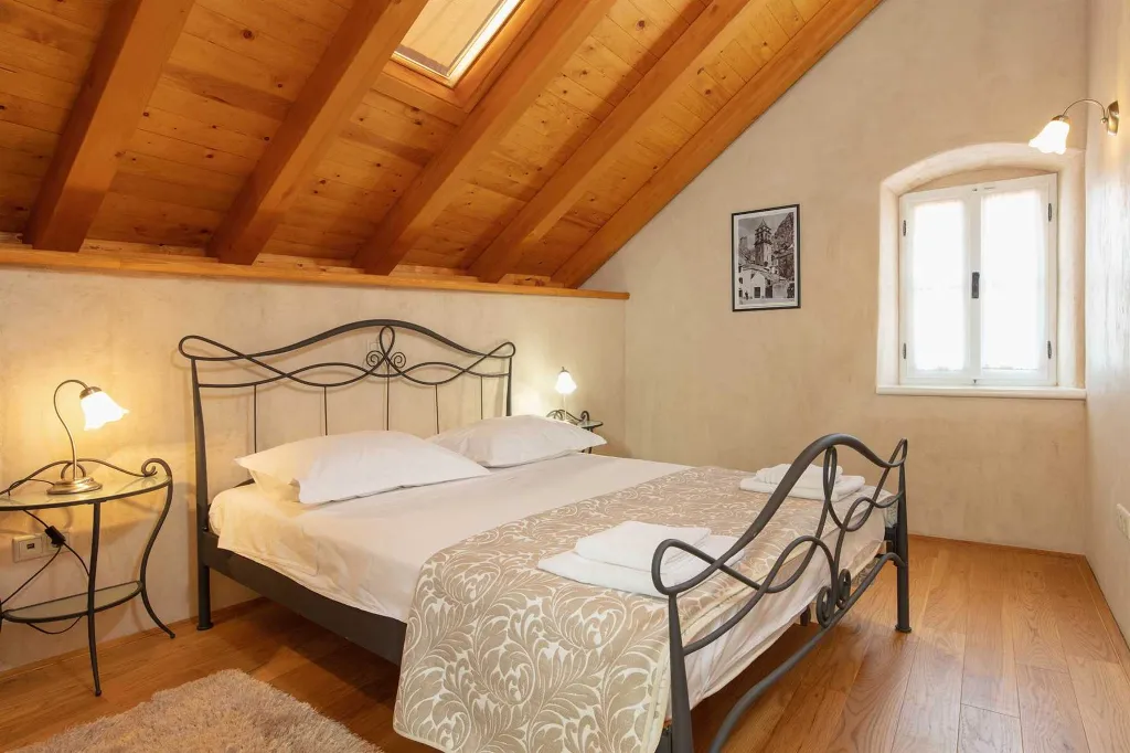 2-Bedroom Apartment in Omiš for Up to 6 Guests