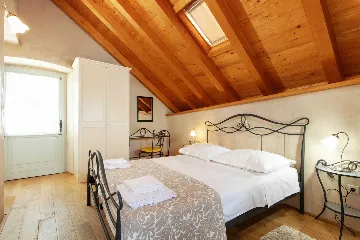 2-Bedroom Apartment in Omiš for Up to 6 Guests