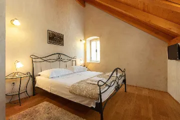 2-Bedroom Apartment in Omiš for Up to 6 Guests