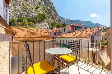 2-Bedroom Apartment in Omiš for Up to 6 Guests