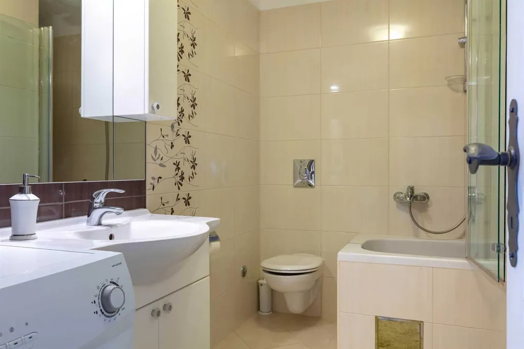 2-Bedroom Apartment in Omiš for Up to 6 Guests