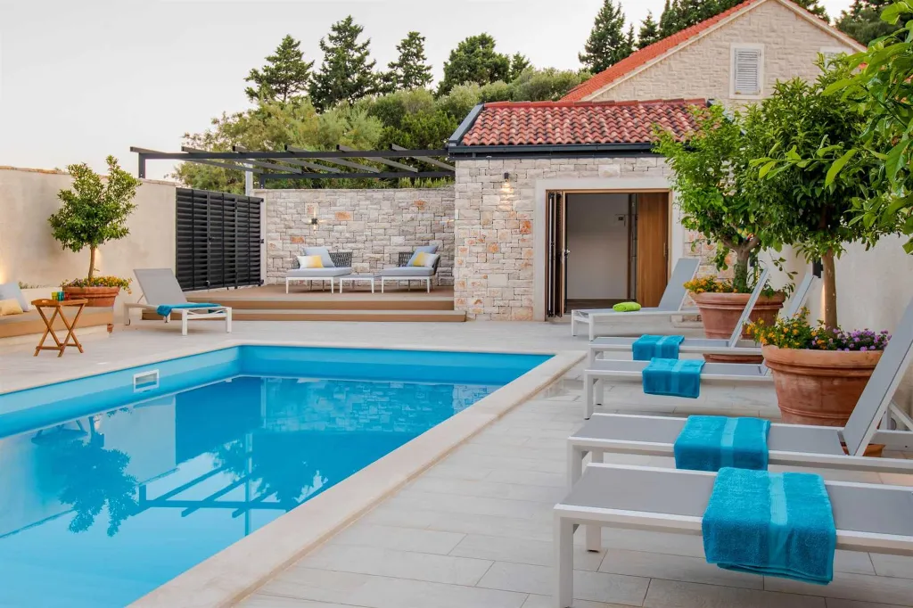 Beachfront 4-Bedroom Villa in Korčula (Sleeps 8)