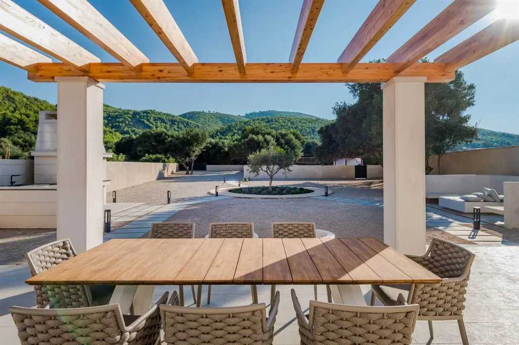 Beachfront 4-Bedroom Villa in Korčula (Sleeps 8)