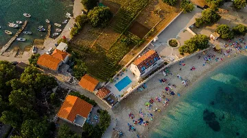 Beachfront 4-Bedroom Villa in Korčula (Sleeps 8)