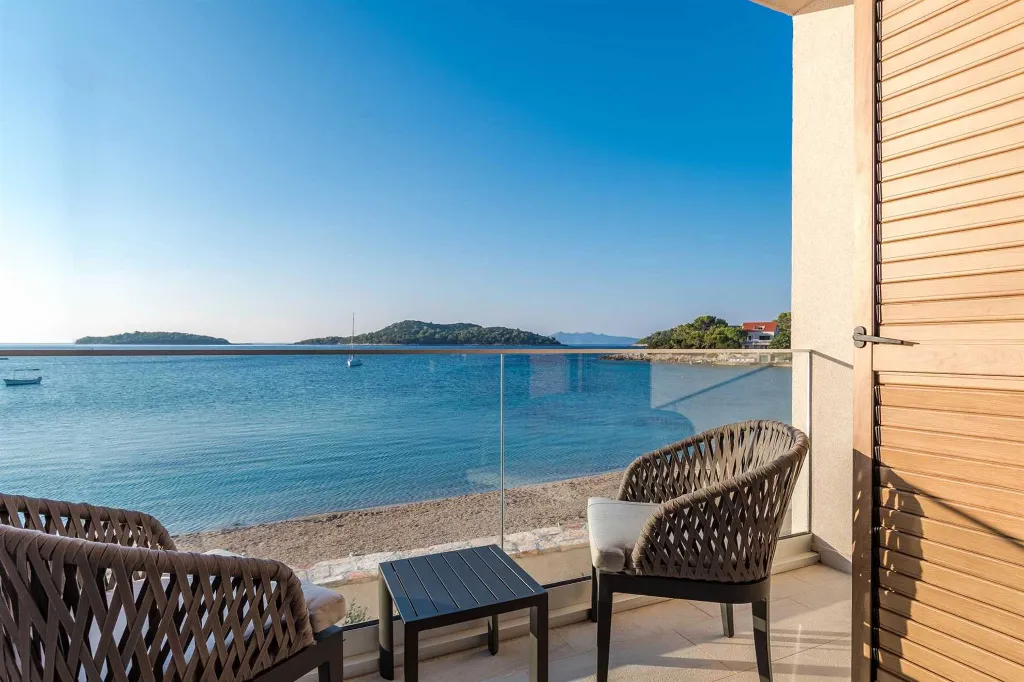 Beachfront 4-Bedroom Villa in Korčula (Sleeps 8)