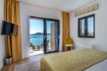 Beachfront 4-Bedroom Villa in Korčula (Sleeps 8)