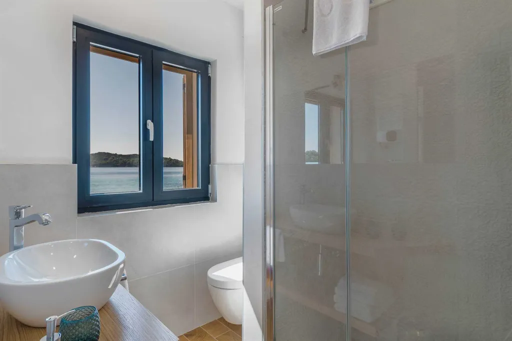 Beachfront 4-Bedroom Villa in Korčula (Sleeps 8)