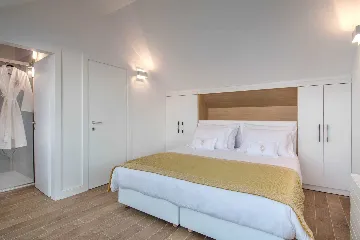 Beachfront 4-Bedroom Villa in Korčula (Sleeps 8)