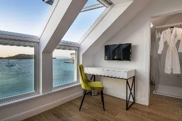 Beachfront 4-Bedroom Villa in Korčula (Sleeps 8)