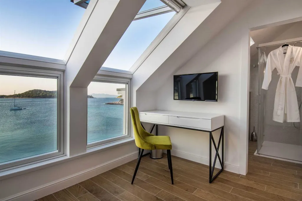 Beachfront 4-Bedroom Villa in Korčula (Sleeps 8)