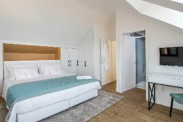 Beachfront 4-Bedroom Villa in Korčula (Sleeps 8)