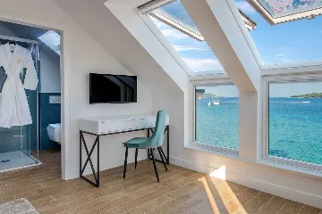 Beachfront 4-Bedroom Villa in Korčula (Sleeps 8)