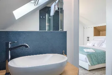 Beachfront 4-Bedroom Villa in Korčula (Sleeps 8)